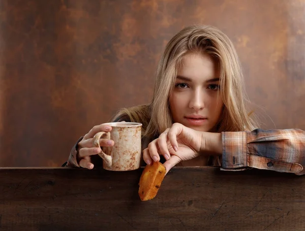 Kvinna med kaffe och cupcake. — Stockfoto