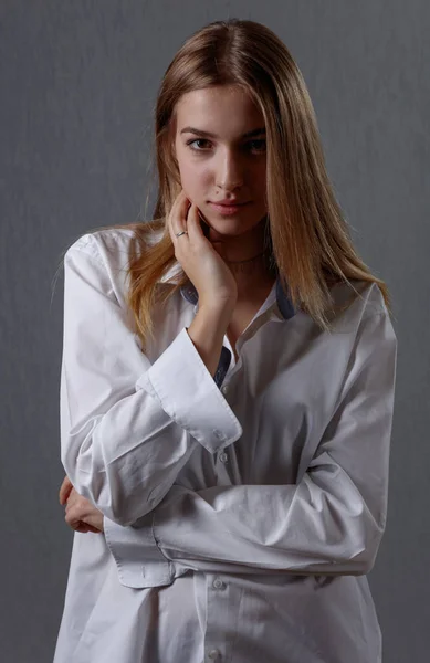 Νεαρή όμορφη γυναίκα στο λευκό πουκάμισο. — Φωτογραφία Αρχείου