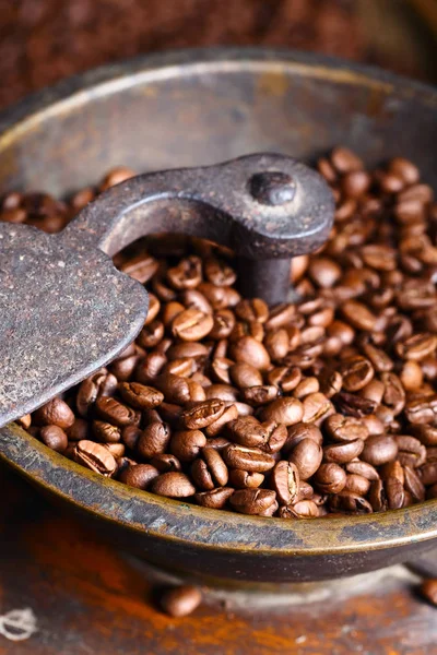 Primer plano de molinillo de café viejo y granos de café tostados — Foto de Stock