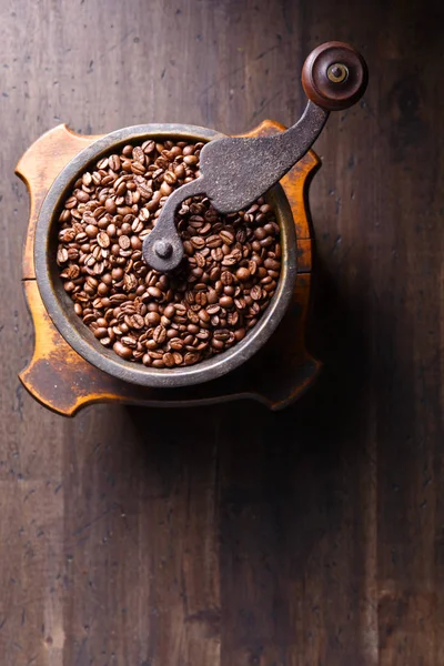 Primer plano de molinillo de café viejo y granos de café tostados — Foto de Stock