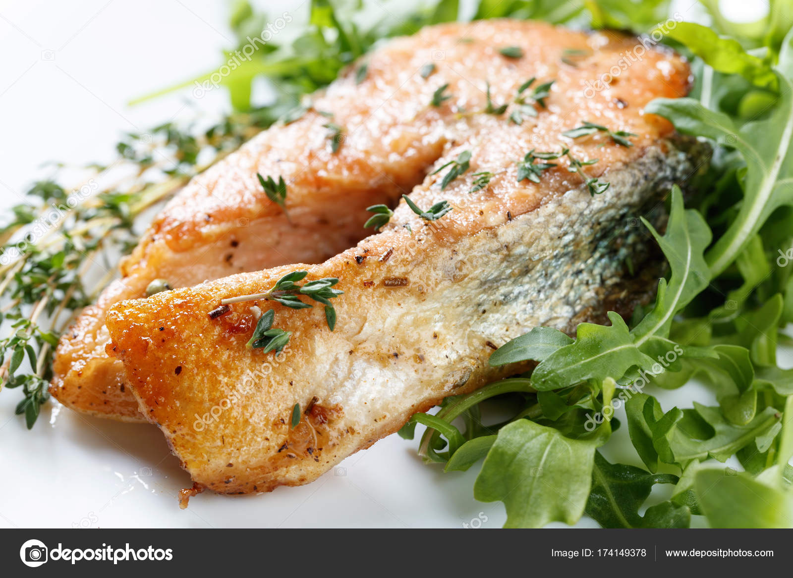 Горбуша в духовке. Горбуша запеченная в духовке. Горбуша запеченная в духовке с сыром и помидорами. Горбуша филе запеченная в духовке сочная. Горбуша в духовке сочная.