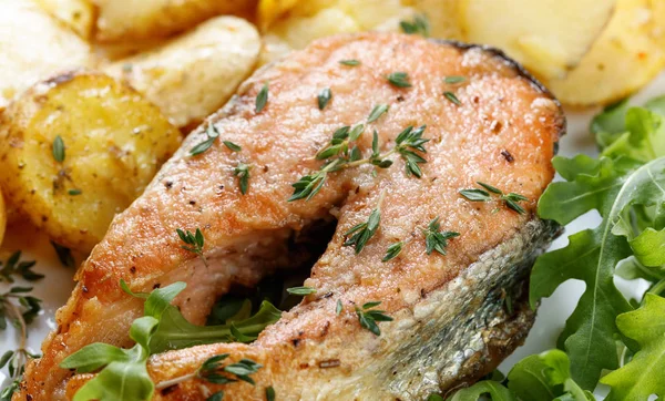 Patates ile kavrulmuş somon.