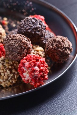 Ev yapımı şeker çikolata, fındık ve kurutulmuş çilek ile