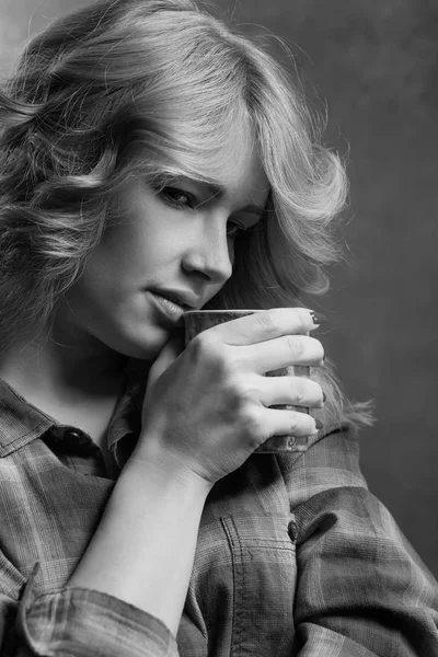 Loira bonita com caneca de café  . — Fotografia de Stock