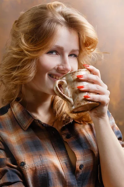 Beautiful girl with coffee mug . — Stock Photo, Image