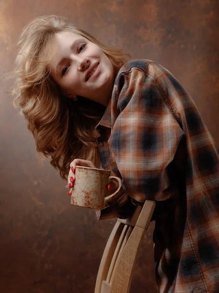 Menina bonita com caneca de café  . — Fotografia de Stock