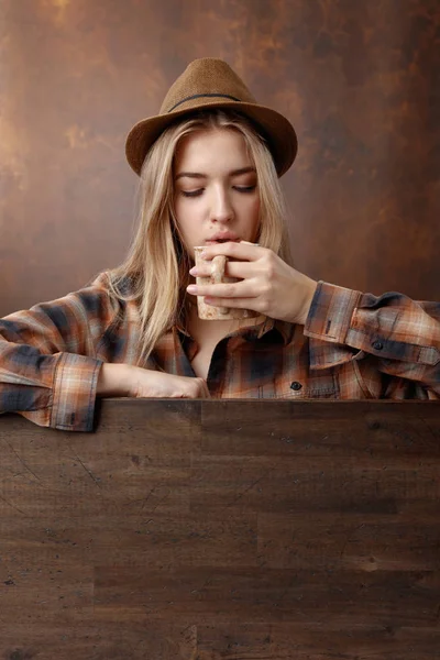 Vacker flicka med kaffemugg . — Stockfoto