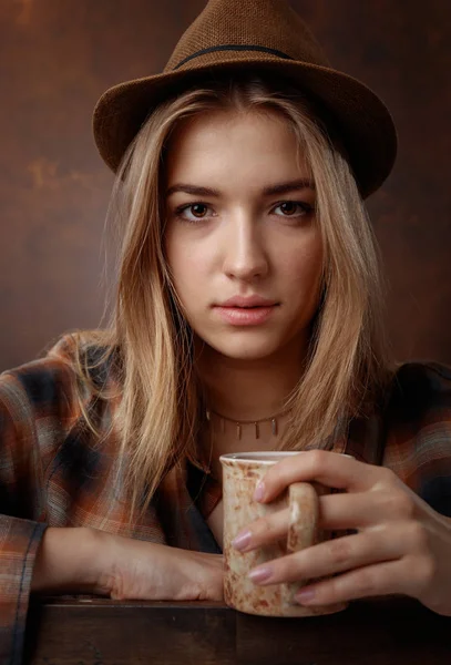 Hermosa chica con taza de café  . —  Fotos de Stock