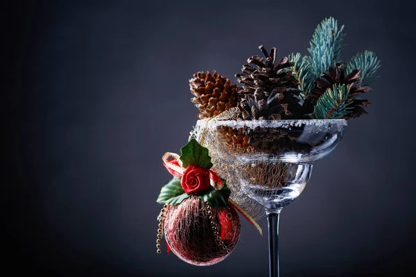 Bola de Natal vermelho e cones . — Fotografia de Stock