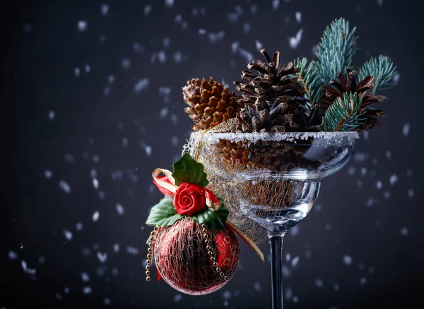 Bola de Natal vermelho e cones . — Fotografia de Stock