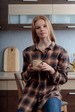  Kahve kupa genç kadınla . 