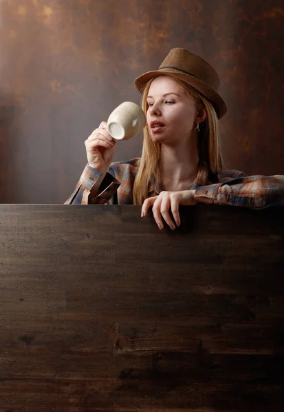 Giovane donna con tazza di caffè  . — Foto Stock