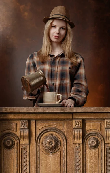 Mulher bonita derrama café na xícara  . — Fotografia de Stock