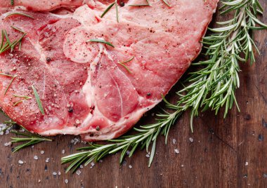 pişmemiş domuz baharatlar ile.