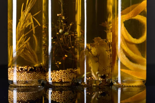 Оливковое масло со специями  . — стоковое фото