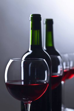 Şişe ve bardak kırmızı şarap.