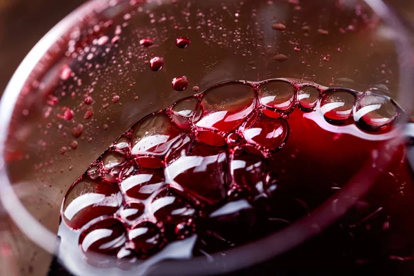 Κόκκινο κρασί σε ποτήρι . — Φωτογραφία Αρχείου
