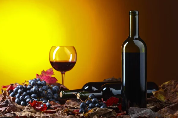 Kırmızı şarap ve üzüm. .