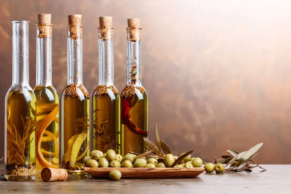Green olives and bottles of olive oil . — Stock Photo, Image
