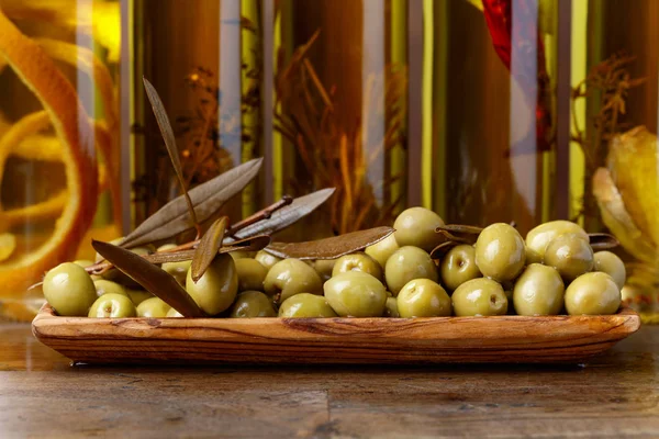 Olive Verdi e Bottiglie di Olio  . — Foto Stock