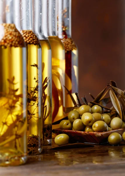 Olive Verdi e Bottiglie di Olio  . — Foto Stock
