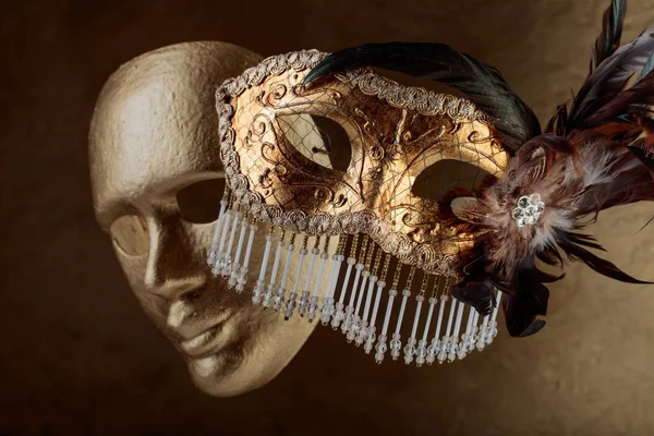 Dwa złote karnawałowe maski . — Zdjęcie stockowe