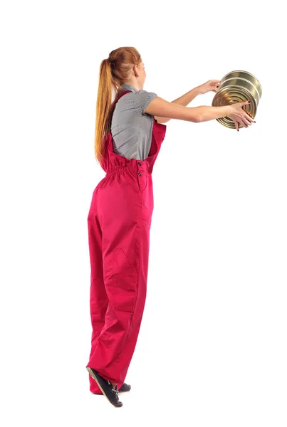 Jonge vrouw in een rood jumpsuit met emmer . — Stockfoto