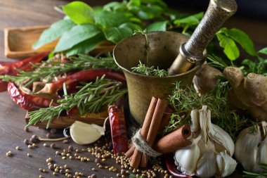 Farklı otlar ve baharatlar  . 