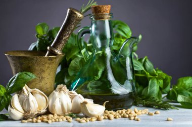 Pesto yapmak için malzemeler.