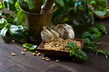 Pesto yapmak için malzemeler.