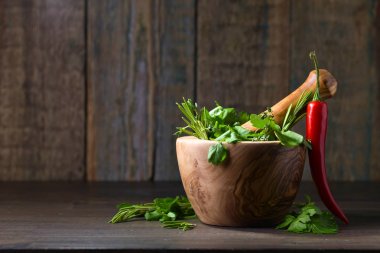 Eski ahşap bir masa üzerinde farklı otlar .