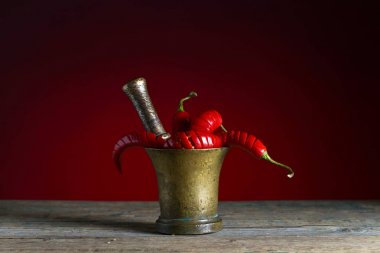 Eski bakır harç içinde kırmızı biber biber.