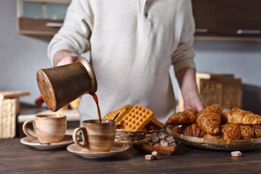 Koyu kahve ve taze hamur işleriyle kahvaltı.
