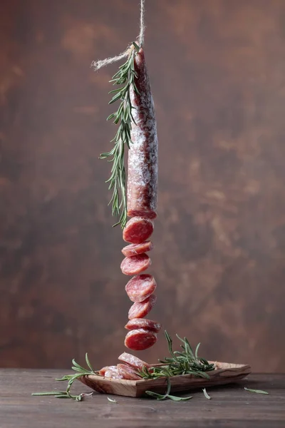 Hausgemachte geräucherte Salami. — Stockfoto