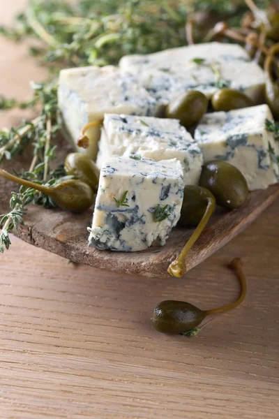 Μπλε τυρί, κάπαρη και κλαδάκια θυμαριού.. — Φωτογραφία Αρχείου