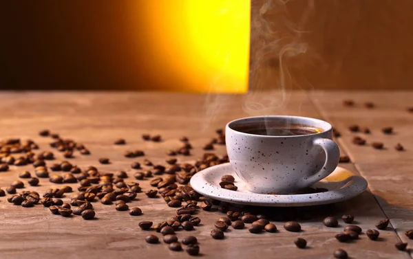 Xícara de café preto e feijão . — Fotografia de Stock