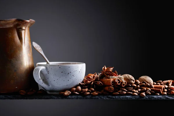 Kaffee mit Gewürzen. — Stockfoto