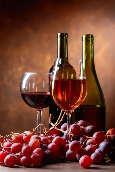 Bicchieri e bottiglie di vino  . — Foto Stock