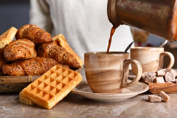 Café da manhã com café preto e doces frescos — Fotografia de Stock