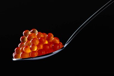  kaşık içinde kırmızı havyar.