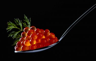  kaşık içinde kırmızı havyar.