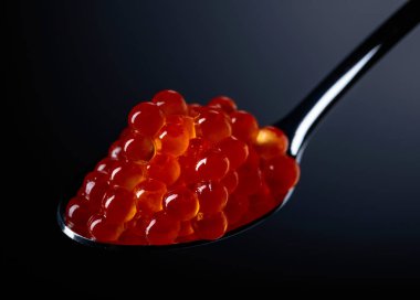  kaşık içinde kırmızı havyar.