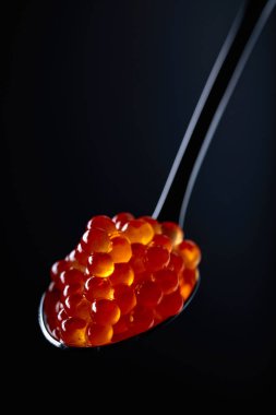  kaşık içinde kırmızı havyar.