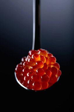  kaşık içinde kırmızı havyar.