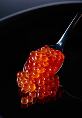  kaşık içinde kırmızı havyar.