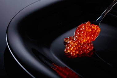  kaşık içinde kırmızı havyar.