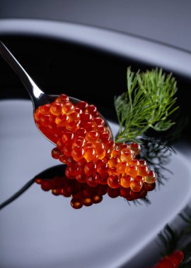  kaşık içinde kırmızı havyar.