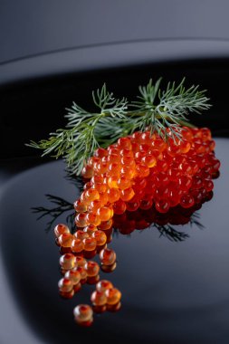 Dereotu ile kırmızı havyar . 