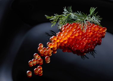 Dereotu ile kırmızı havyar . 