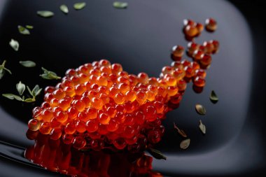 Siyah tabakta kırmızı havyar. 